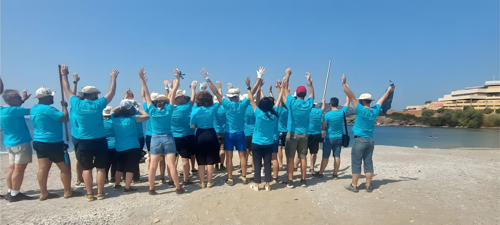 Η εταιρεία Grundfos καθαρίζει την παραλία του Αγίου Νικολάου στην Ανάβυσσο