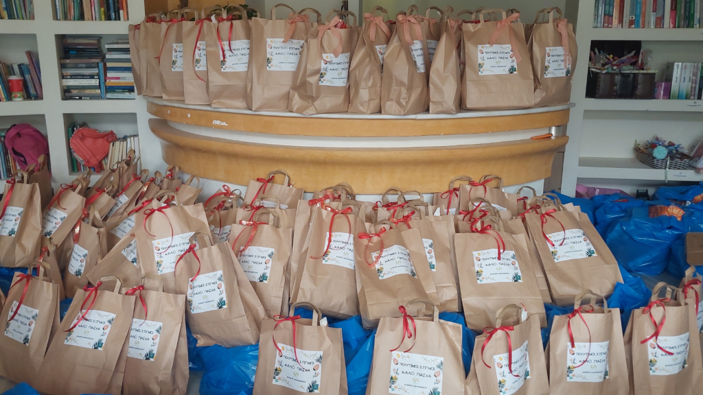 Διανομή πασχαλινών πακέτων σε οικογένειες από τις Κοινωνικές Δομές του Δήμου Σαρωνικού
