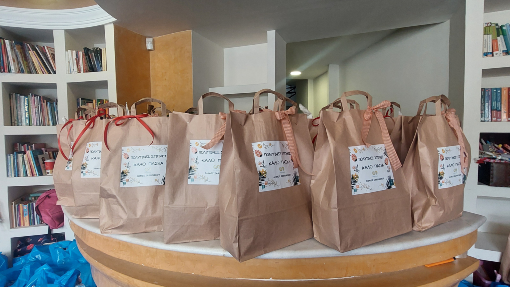 Πασχαλινά πακέτα προσφοράς της δράσης Πολύτιμες Στιγμές του Δήμου Σαρωνικού
