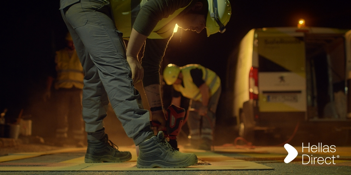 Βαφή διάβασης πεζών στον Δήμο Σαρωνικού στο πλαίσιο της δράσης Safe Roads Project της Hellas Direct.